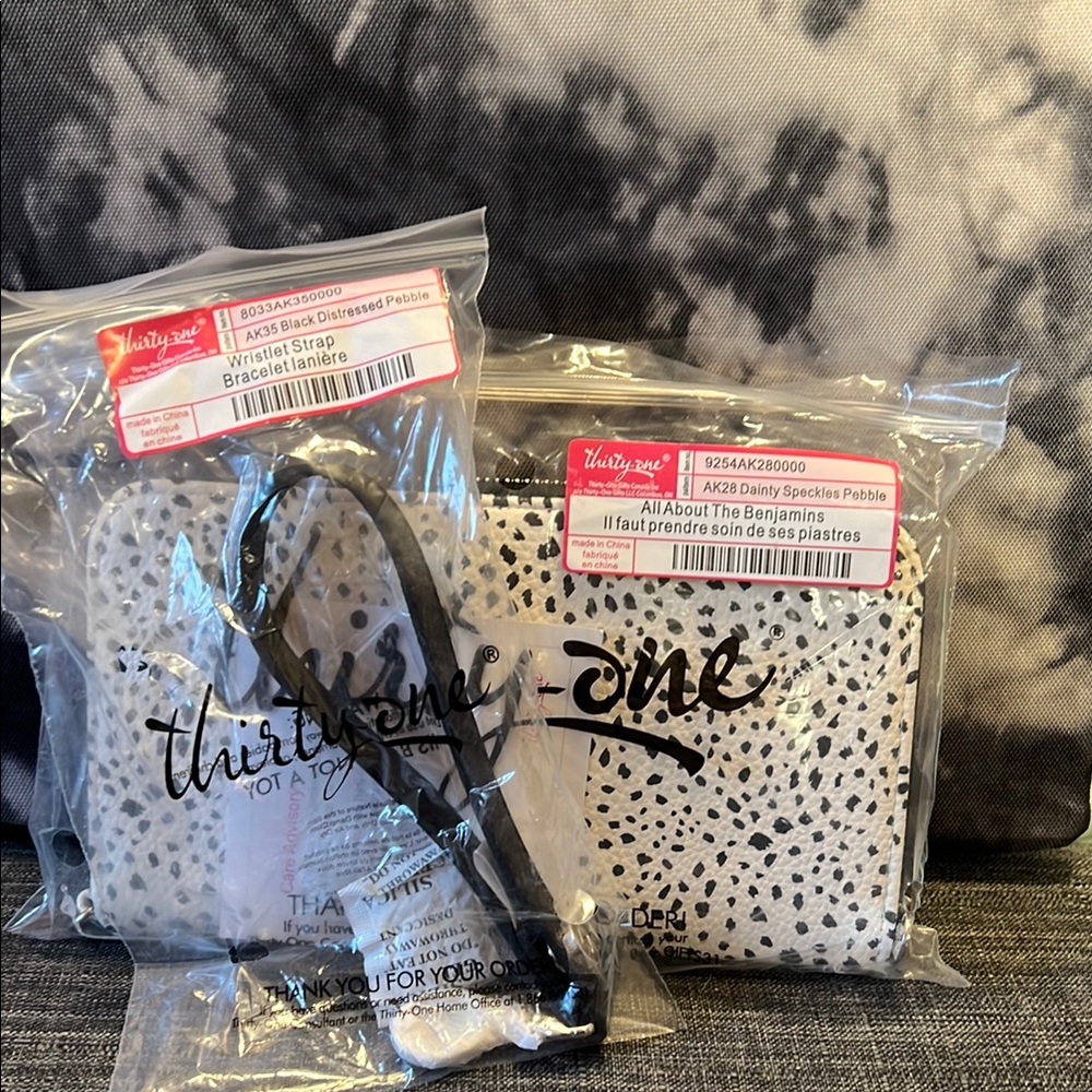 Thirty One All about the Benjamin’s Dainty Speckles Pebble and wristlet strap